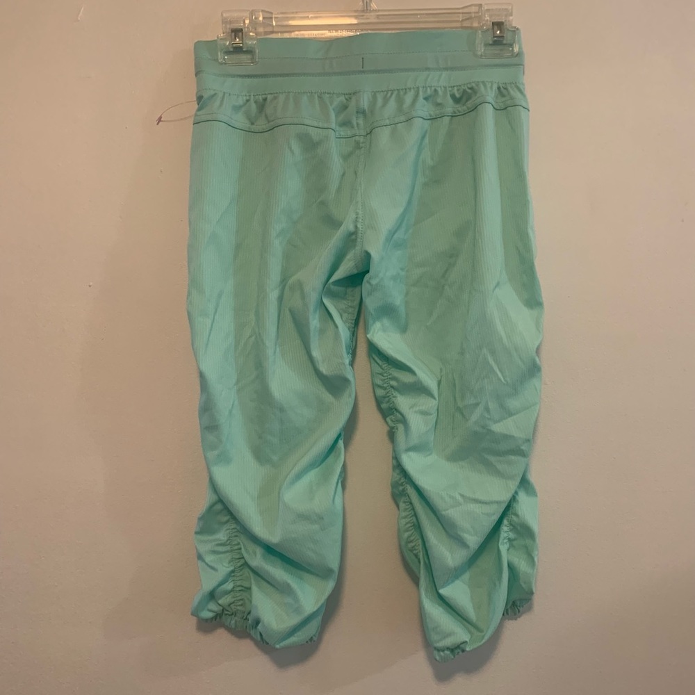 Kyodan Girls elastic waistband capri with side pockets.